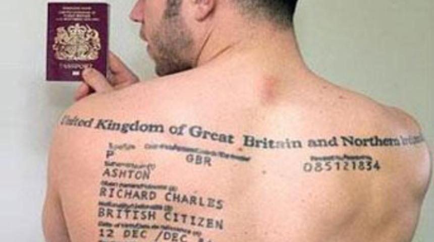 Sırtındaki dövme sayesinde para çekti