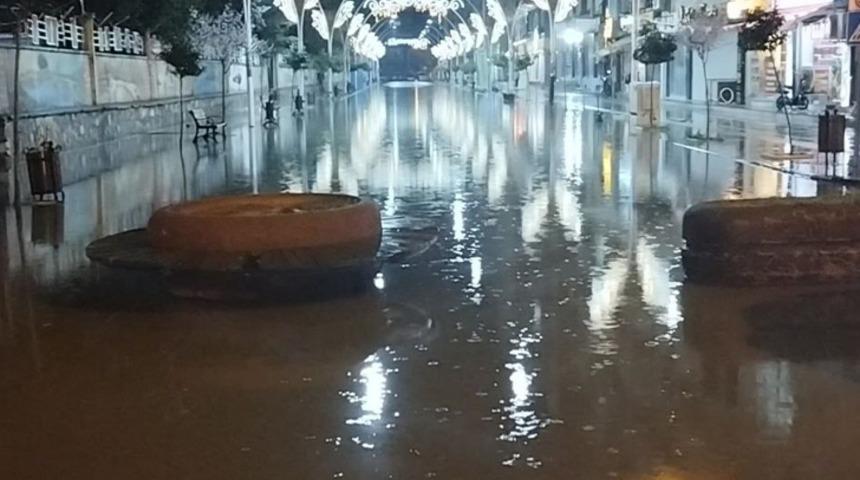 Mardin'i sağanak vurdu! Cadde ve sokaklar g&ouml;le d&ouml;nd&uuml;