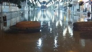 Mardin'i sağanak vurdu! Cadde ve sokaklar göle döndü