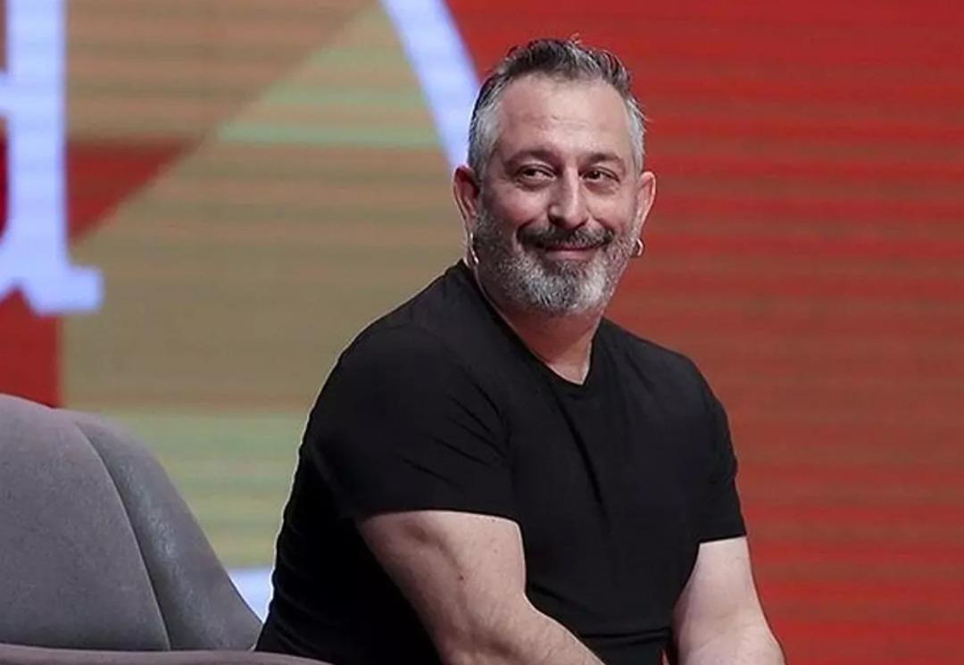 Cem Yılmaz aşka geldi! Ş&ouml;mine başında sevgilisine şarkılar s&ouml;yledi