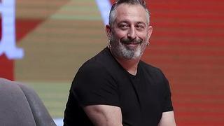 Cem Yılmaz aşka geldi! Şömine başında sevgilisine şarkılar söyledi