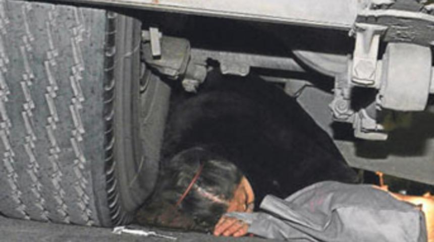 Otobüsün altında can pazarı