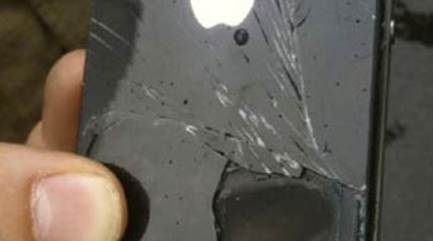 U&ccedil;akta yanan iPhone 4 paniği