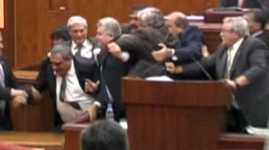 KKTC meclisinde olaylı gece