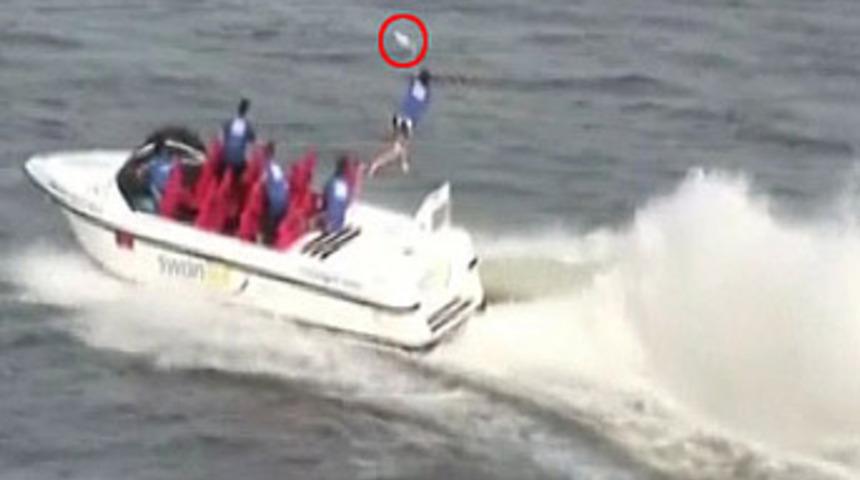 Hızla giden tekneden atlayıp frizbi yakalama!