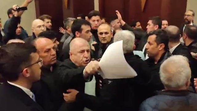 Ümit Özdağ tekme tokat birbirine giren partililere bağırdı: ' Terbiyesiz adamlar Afganlar mı geldi buraya?'