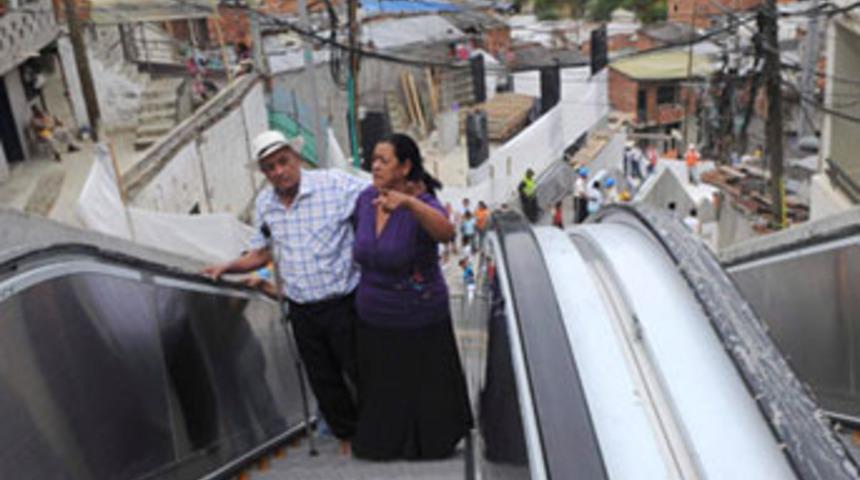 Gecekondu mahallesine y&uuml;r&uuml;yen merdiven