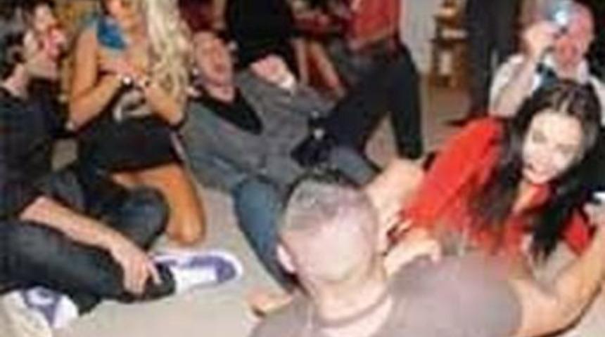 90 kişiyle seks partisi