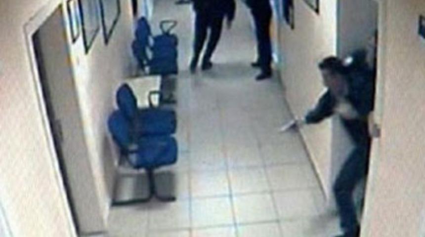 Karakolda birbirlerini bıçakladılar