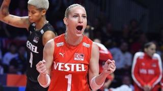 Gizem Örge anne ve babasını paylaştı! Bir insanın geldiği yeri unutmaması kadar güzel bir şey yok