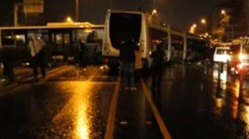 Metrob&uuml;s yolunda feci kaza