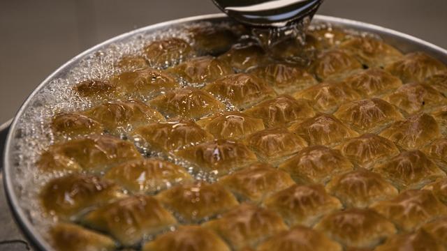 Baklavacılarda Ramazan mesaisi başladı, personel sayısı iki katına çıktı: Fiyatı dudak uçuklattı! 
