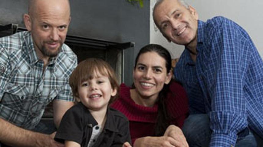 İki sevgilisi ile birlikte yaşıyor