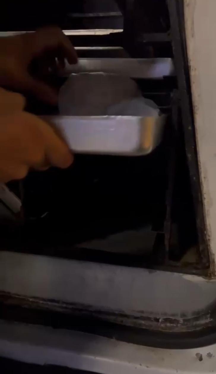 Tatlıcı aracına polis baskını! Tepsiden tatlı yerine bakın ne çıktı G2