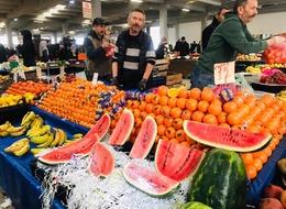 Yılın ilk karpuzu tezgahta: Tane fiyatı 400 TL'yi buldu, dilimle satılıyor!