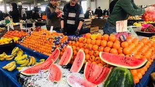 Yılın ilk karpuzu tezgahta: Tane fiyatı 400 TL'yi buldu, dilimle satılıyor!