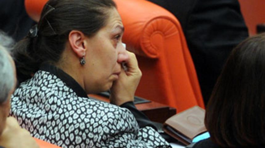 AK Partili Eronat g&ouml;zyaşlarını tutamadı