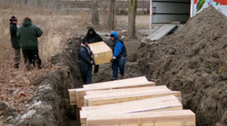 &Ouml;l&uuml;lerini toplu mezarlara g&ouml;m&uuml;yorlar!