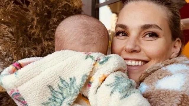 Aslı Enver kızı Elay'ın yüzünü ilk kez gösterdi! Maşallah güzellik anneden