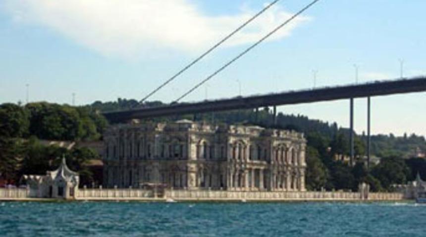 Köprüden atladı, saraya düşüp öldü