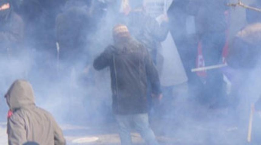 &Uuml;niversiteye 'organik' biber gazı