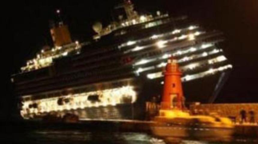 T&uuml;rklerin de bulunduğu gemi karaya oturdu