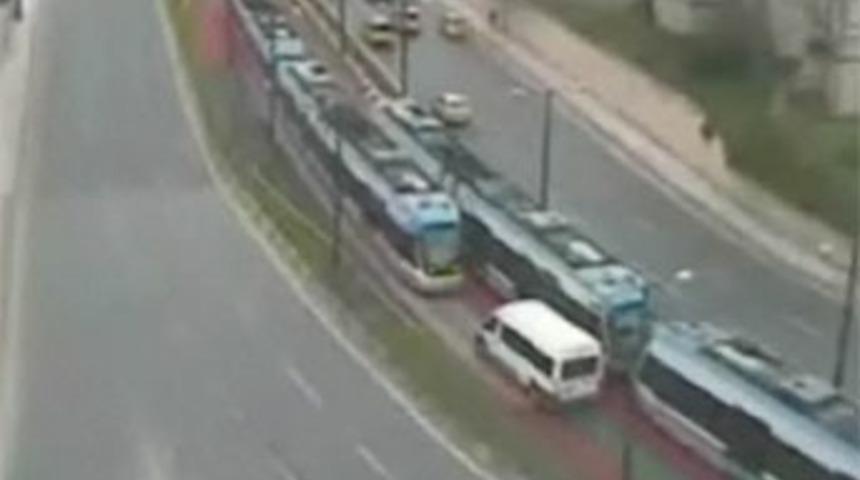 Tramvayı sollarken diğerine çarptı