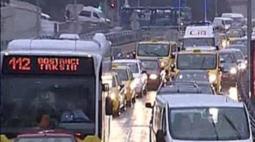 İstanbul'da yağmur trafiği!