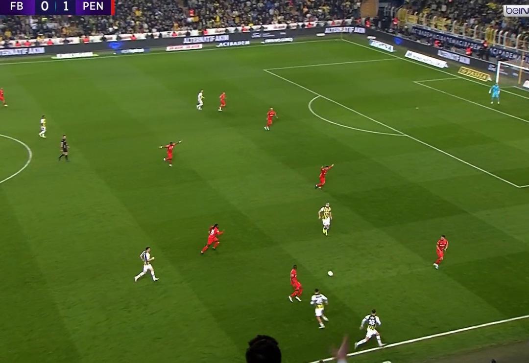 Fenerbah&ccedil;e-Pendikspor ma&ccedil;ında sahalarda ender rastlanacak olay! Mert Hakan Yandaş ile Dzeko tartışma yaşadı...