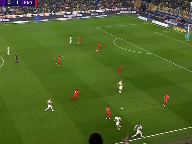 Fenerbahçe-Pendikspor maçında sahalarda ender rastlanacak olay! Mert Hakan Yandaş ile Dzeko tartışma yaşadı...