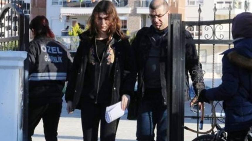 O okulun &ouml;ğrencileri tepki olarak karneleri attı