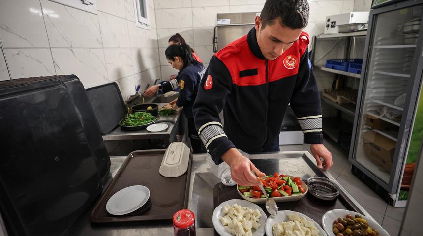 İzmir'de itfaiyeciler ve fırın çalışanları ilk sahuru görev başında yaptı
