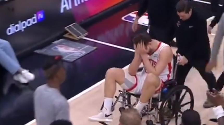 Alperen Şengün'den keyifleri kaçıran haber! Sahadan tekerlekli sandalye ile ayrıldı