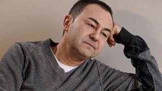 Serdar Ortaç yürümekte zorlandı! Görüntüler hayranlarını üzdü