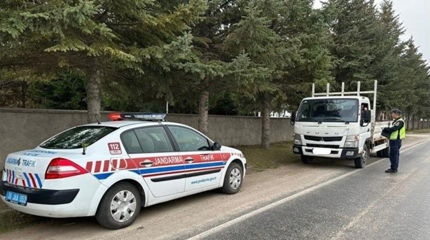 Jandarma ekiplerince 645 s&uuml;r&uuml;c&uuml;ye 1 milyon 498 bin 259 TL para cezası kesildi