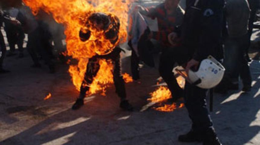 Eylem yapan pazarcı kendini yaktı