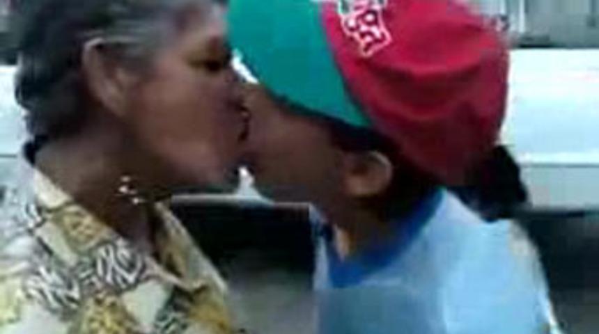 Tepki çeken tuhaf ilişki!