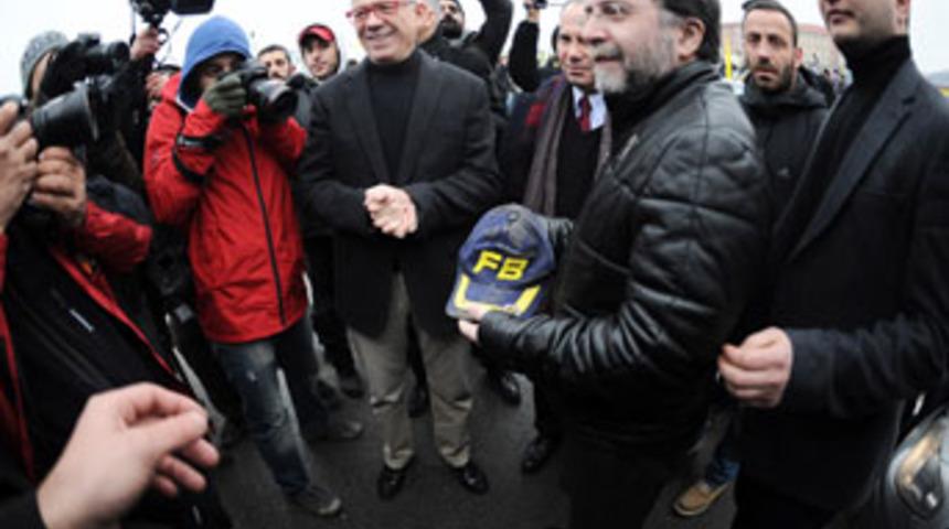 Taraftarlar basın mensuplarına saldırdı