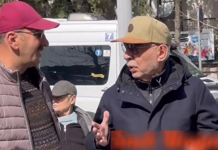 Şener Şen Kayhan Yıldızoğlu'nun cenazesinde çileden çıktı! Fotoğraf ısrarı kızdırdı