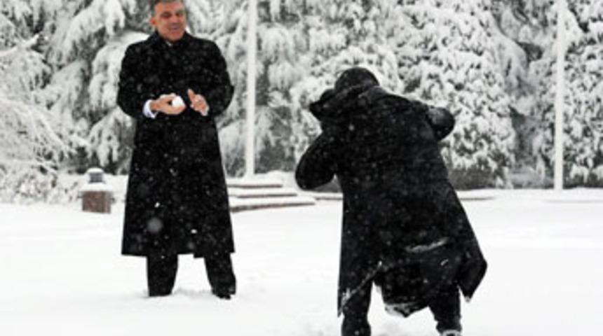 Cumhurbaşkanı G&uuml;l'&uuml;n kar keyfi