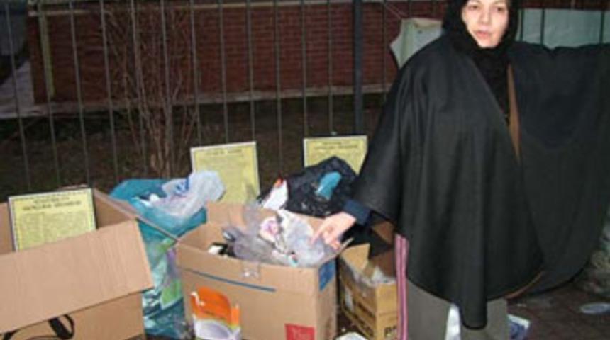 Çöpe atılan panolara büyük tepki