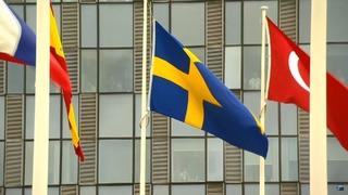 Türkiye bayrağının yanında yerini aldı! İsveç resmen NATO'da