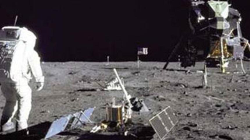 Ay'a giden T&uuml;rk bayrağı geri d&ouml;n&uuml;yor