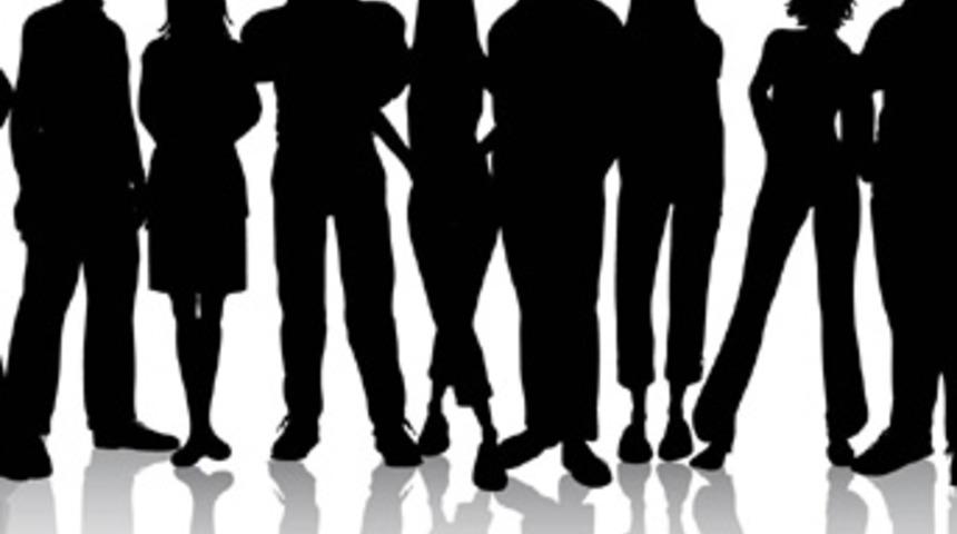 Ölüler yaşayanlara fark attı