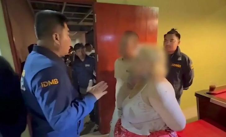 XL fuhuş baskını! Facebook'ta reklam, konuktan komisyon... Otel odasında yarı çıplak vaziyette yakalandılar, hepsi orta yaşlı ve kilolu G3