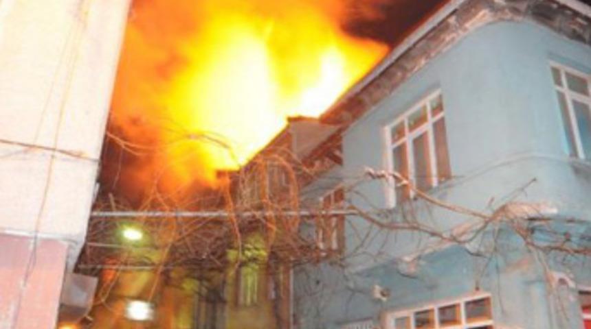 İstanbul'da yangın faciası 5 &ouml;l&uuml;!