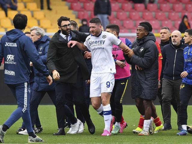 Hoca sahaya daldı, rakip futbolcuya kafa attı!