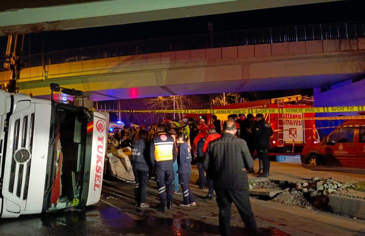 Son dakika: Bakırköy'de feci kaza! Üst geçide çarpan TIR otomobilin üzerine devrildi: 4 kişi hayatını kaybetti G1