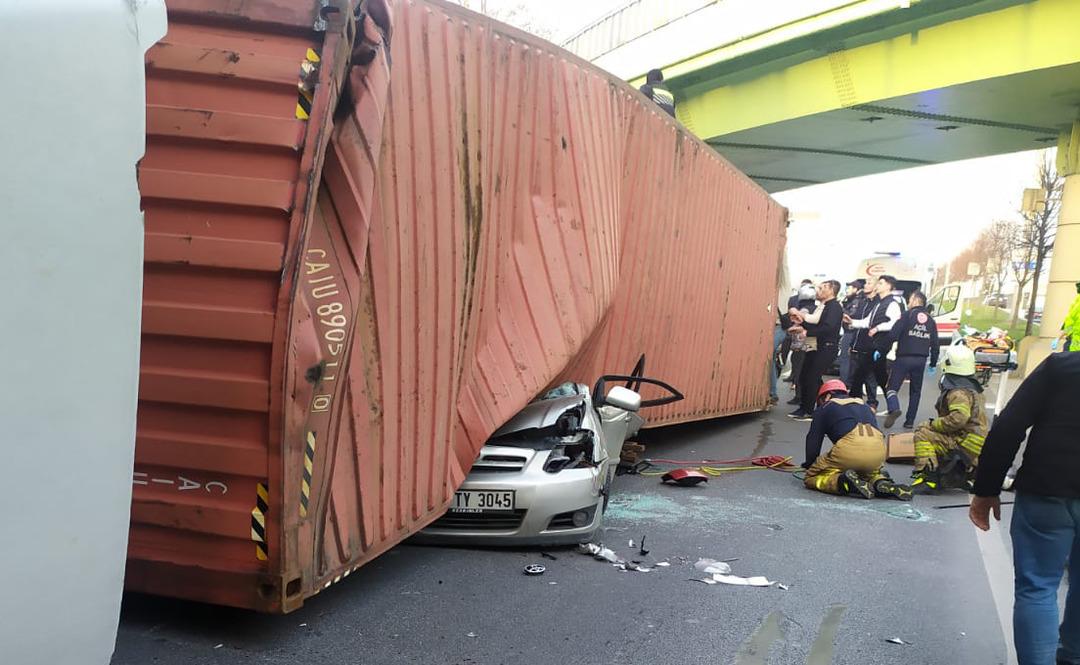 Son dakika: Bakırk&ouml;y'de feci kaza! &Uuml;st ge&ccedil;ide &ccedil;arpan TIR otomobilin &uuml;zerine devrildi: 4 kişi hayatını kaybetti