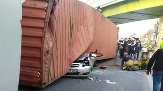 Son dakika: Bakırköy'de feci kaza! Üst geçide çarpan TIR otomobilin üzerine devrildi: 4 kişi hayatını kaybetti